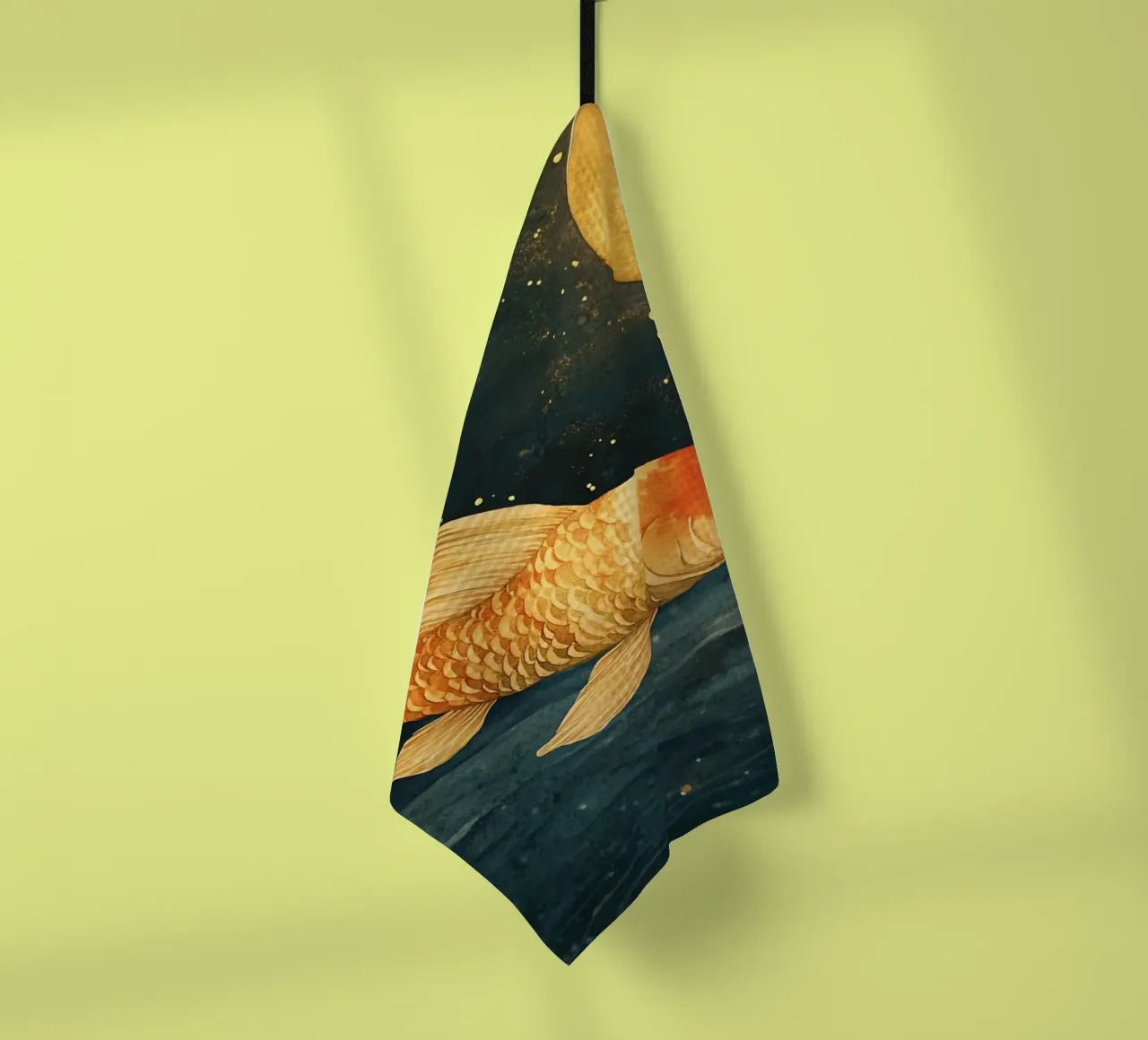 Carpe koi dorée au clair de lune torchon de Théïa's Fantasia World