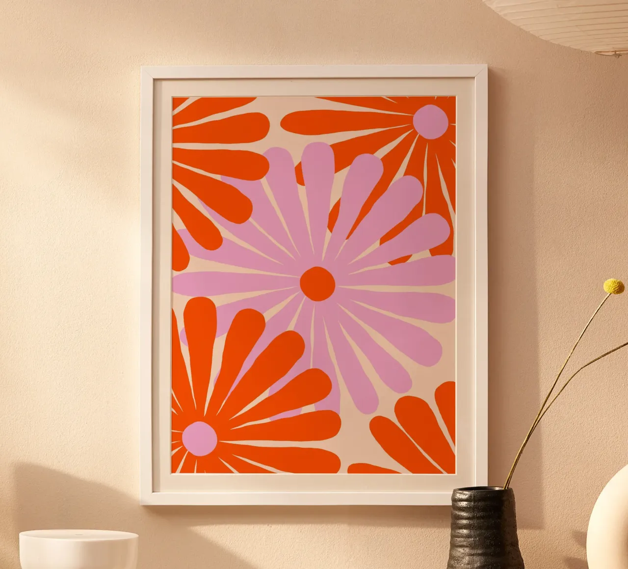Rote und pinke Blumen poster con telaio in plastica da All Colours