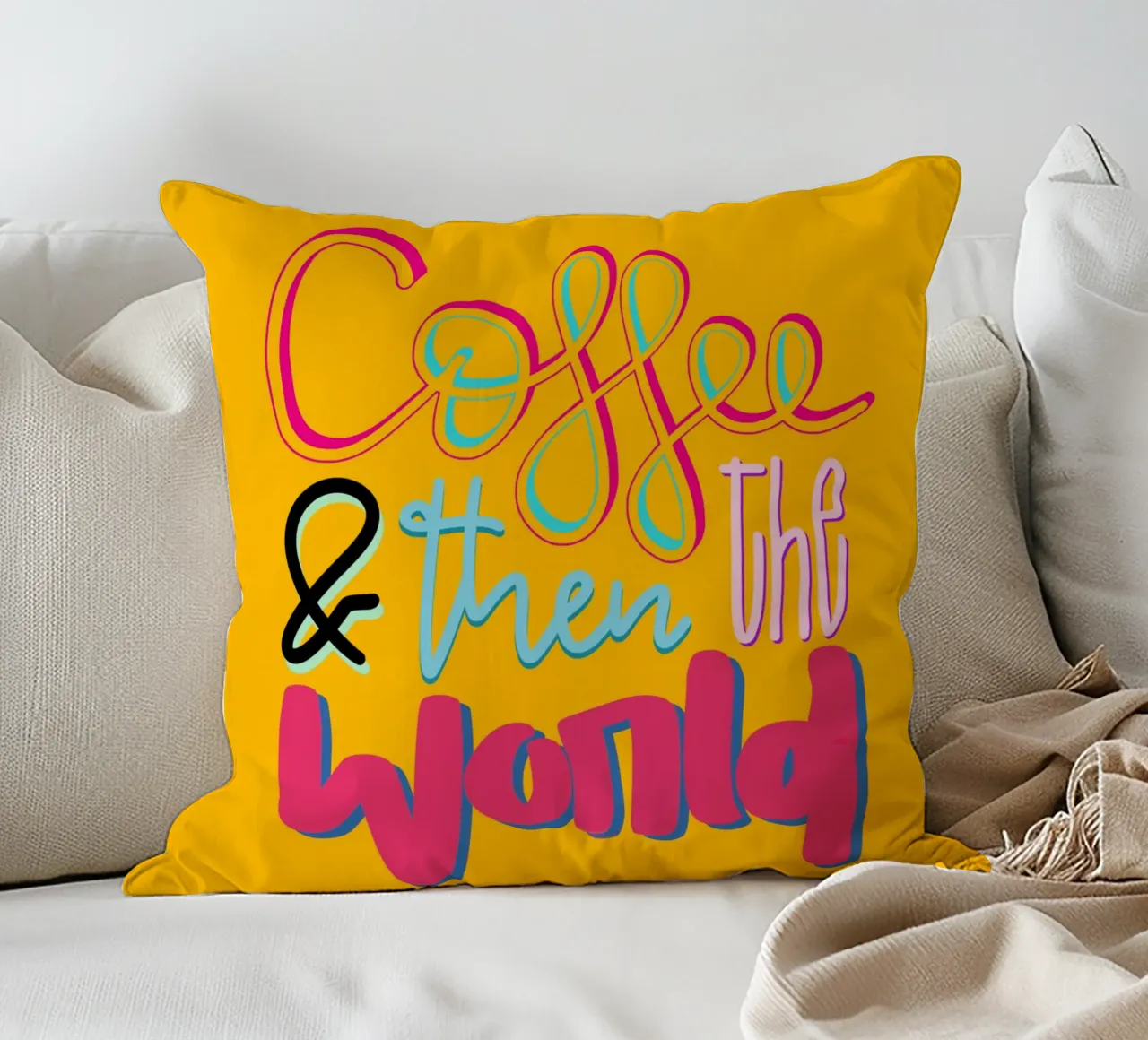 Coffee & then the world - yellow cuscino da LIMITED EDITION LETTERS