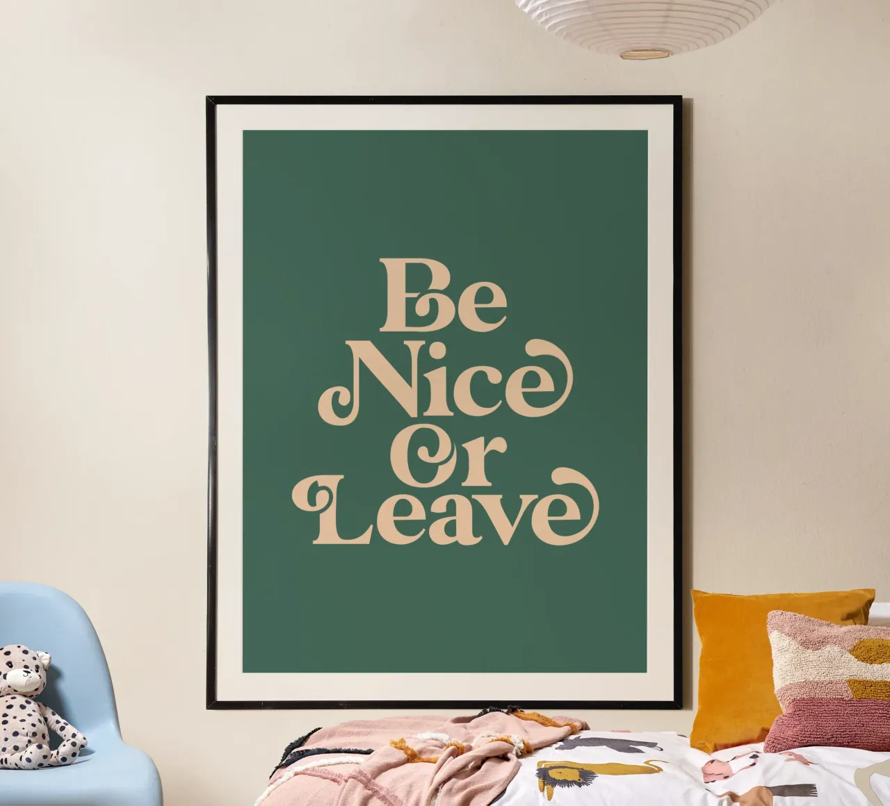 Be Nice or Leave Typographie fantaisiste imprimée sur vert poster avec cadre en aluminium de THE MOTIVATED TYPE