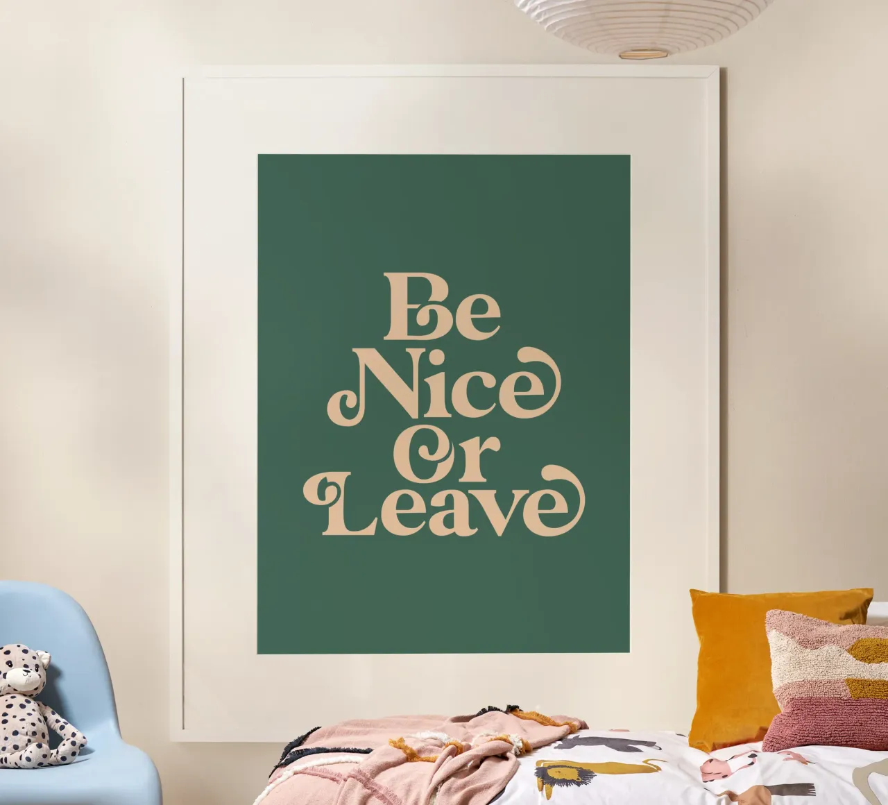 Be Nice or Leave Typographie fantaisiste imprimée sur vert poster avec cadre en aluminium de THE MOTIVATED TYPE
