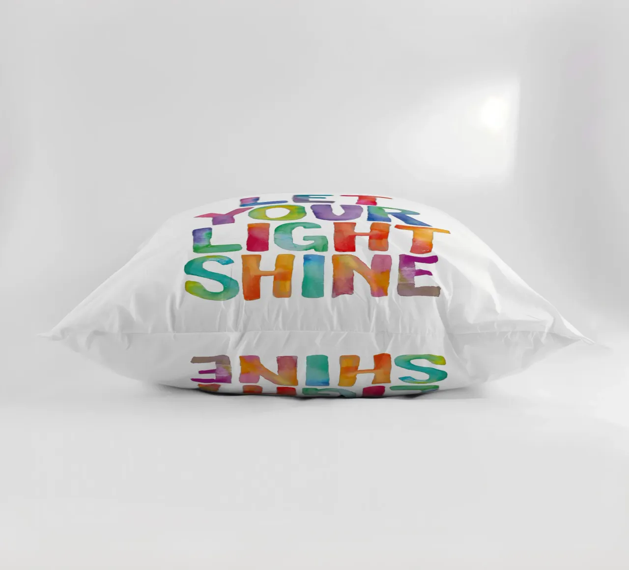 Let Your Light Shine Rainbow Typography Design per bambini cuscino da THE MOTIVATED TYPE
