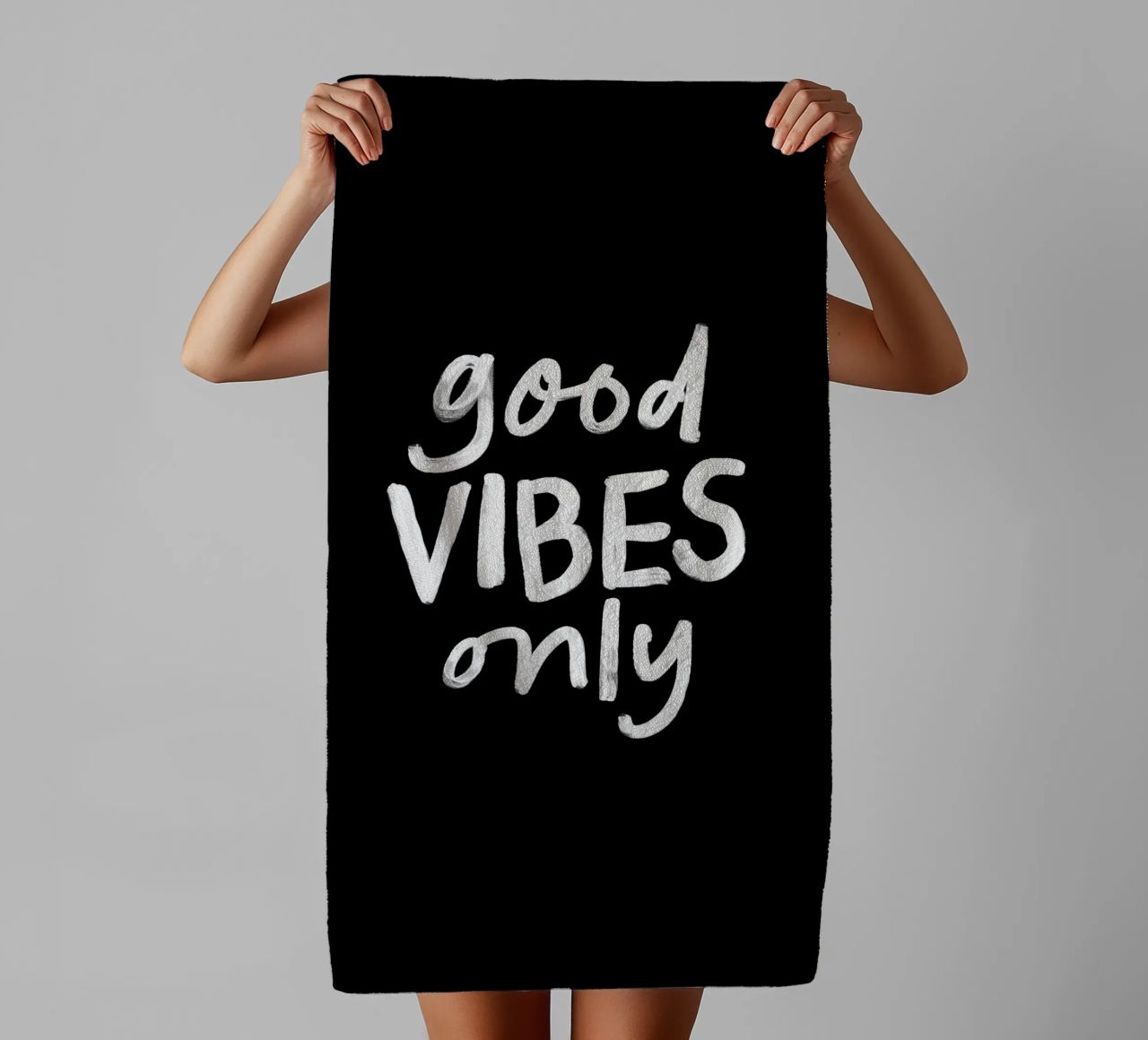 Good Vibes Nur stilvolle monochrome Typografie drucken Handtuch von THE MOTIVATED TYPE