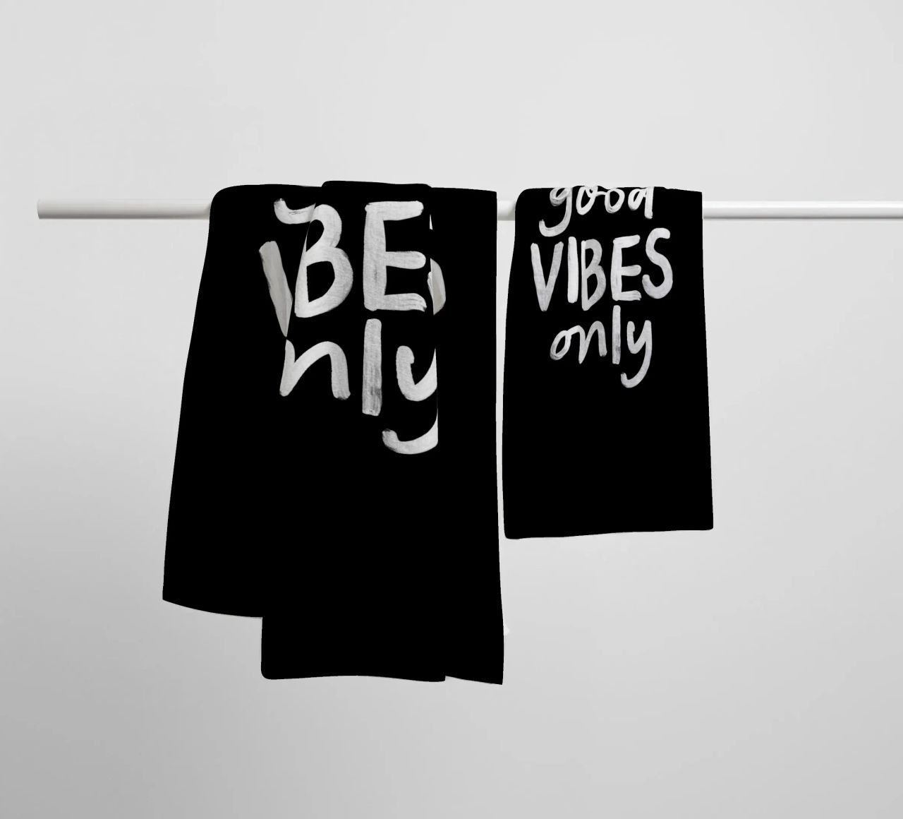 Good Vibes Nur stilvolle monochrome Typografie drucken Handtuch von THE MOTIVATED TYPE