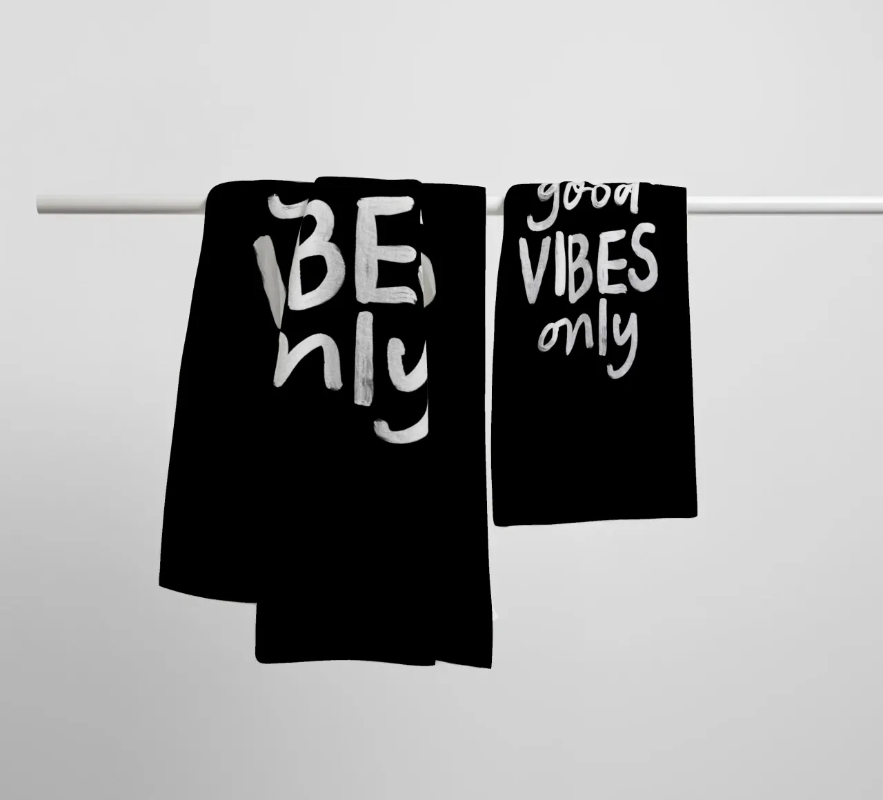 Good Vibes Only Elegante stampa tipografica monocromatica asciugamano da bagno da THE MOTIVATED TYPE