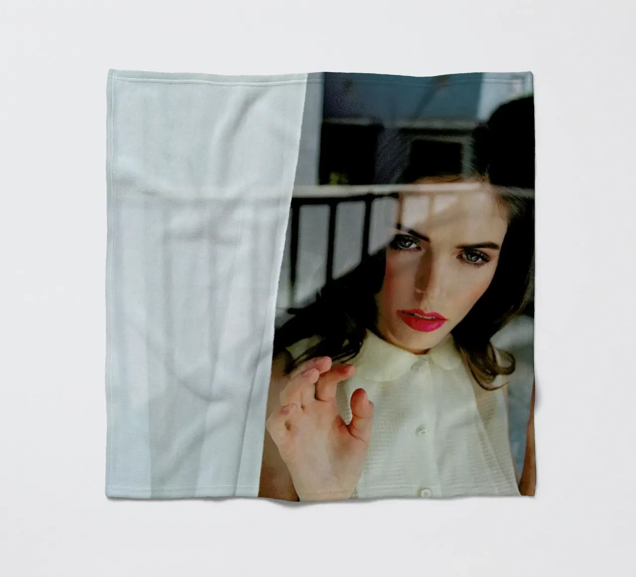 Jessica coperta in pile da Aysha Banos