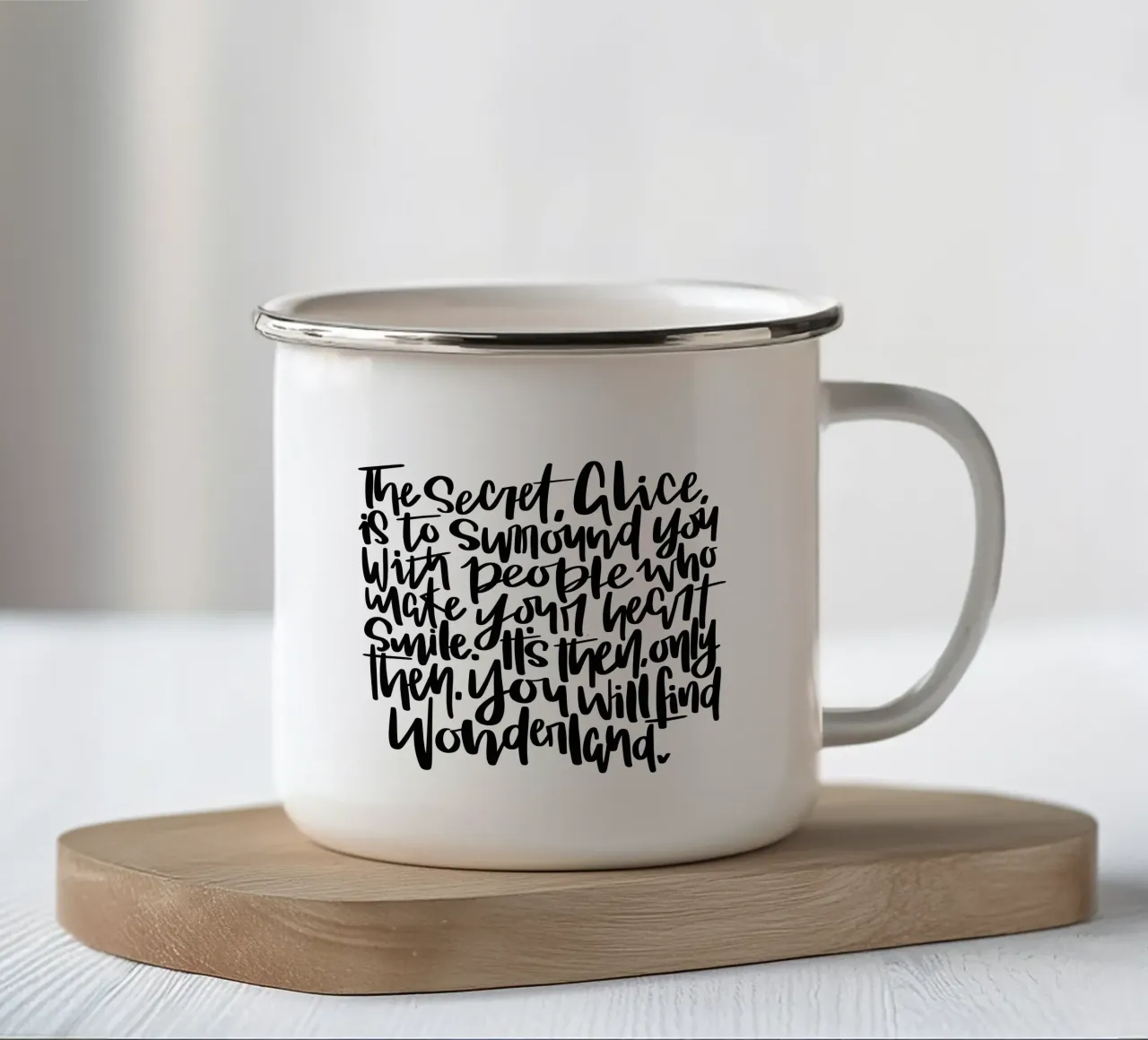 Alice nel paese delle meraviglie tazza in smalto da LIMITED EDITION LETTERS