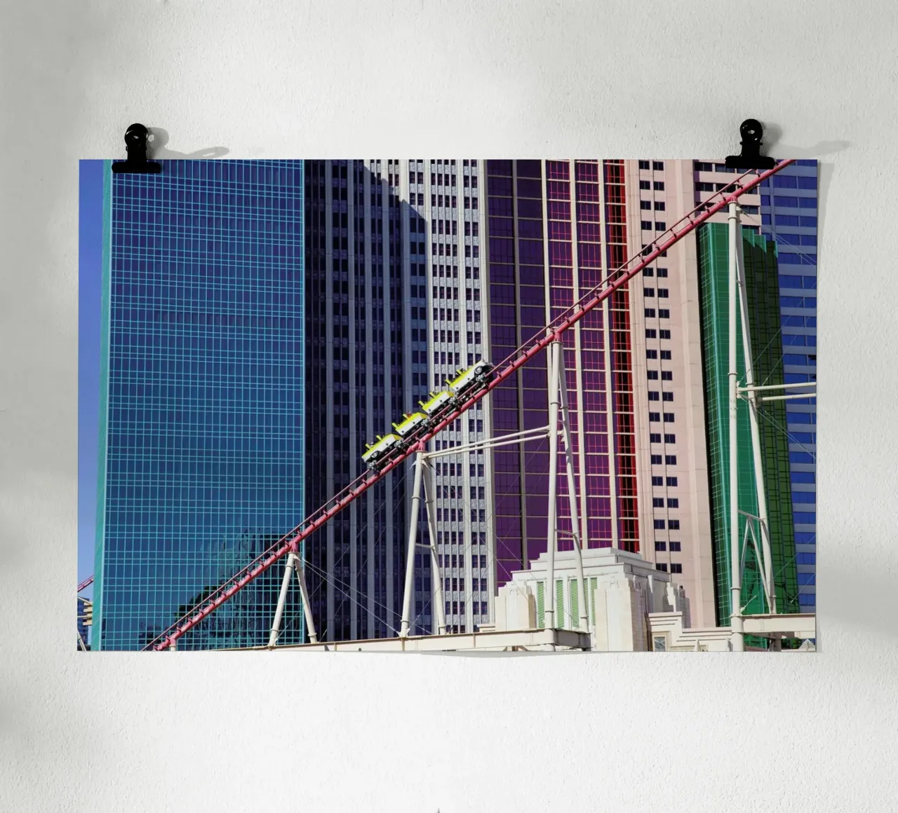 Achterbahn Vegas poster con telaio in plastica da Flo Klein