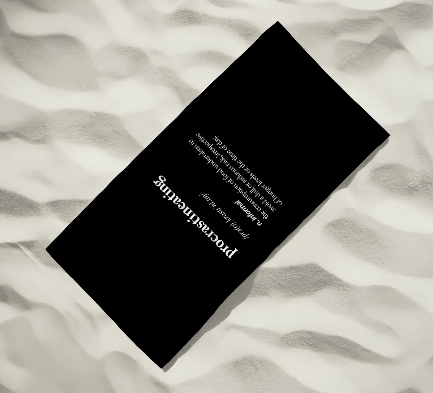 Procrastineating Strandtuch von THE MOTIVATED TYPE