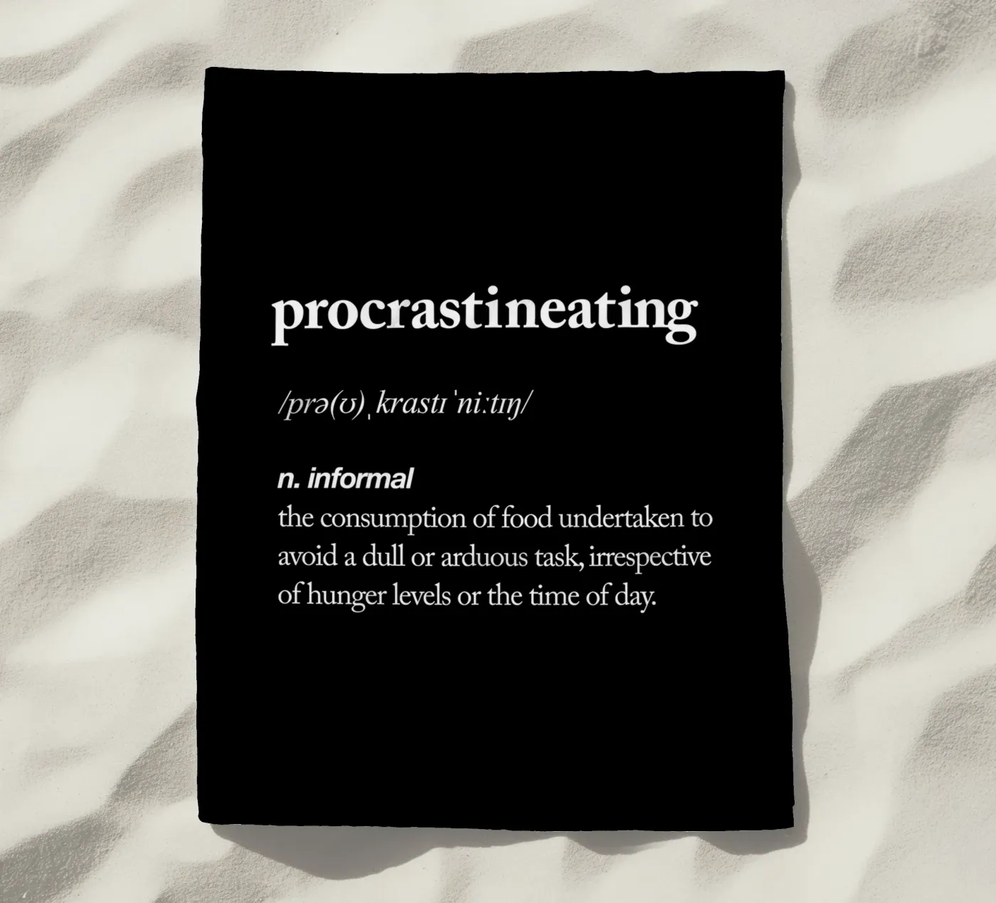 Procrastineating Strandtuch von THE MOTIVATED TYPE