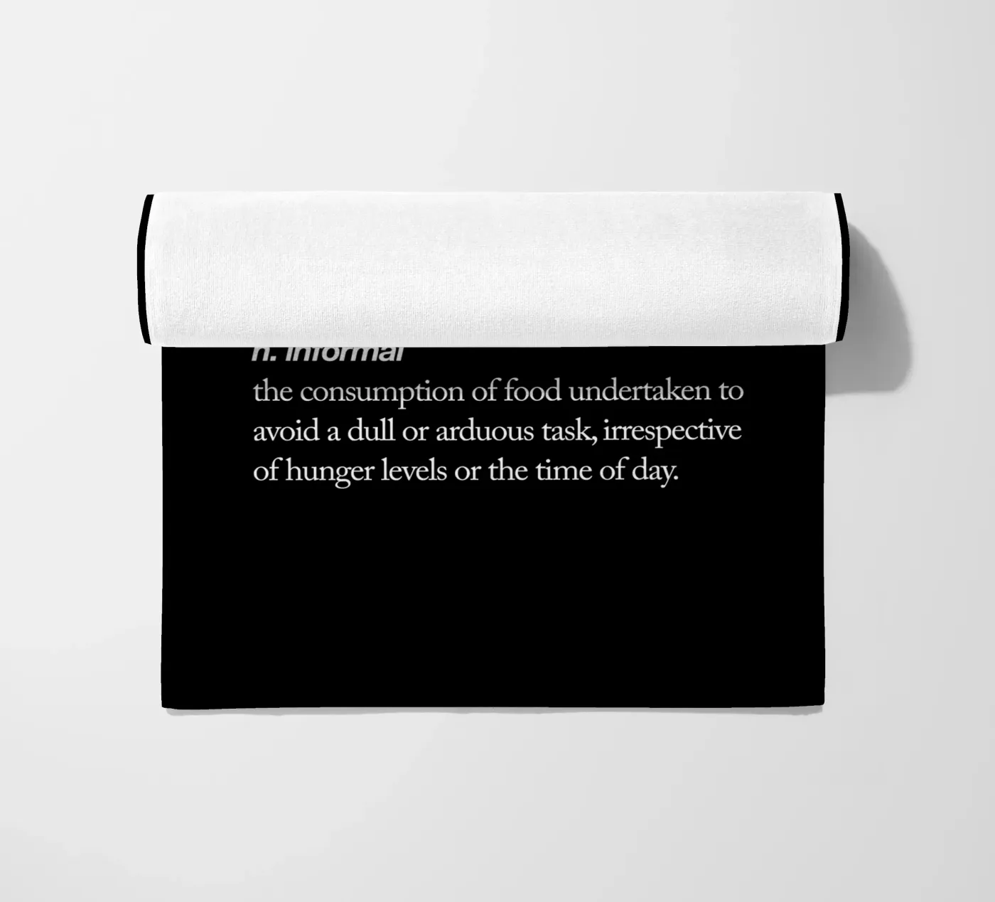 Procrastineating Strandtuch von THE MOTIVATED TYPE