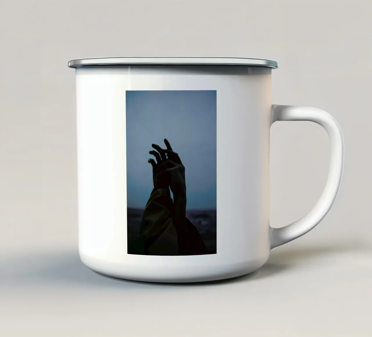 Just Friends tazza in smalto da Chris Abatzis