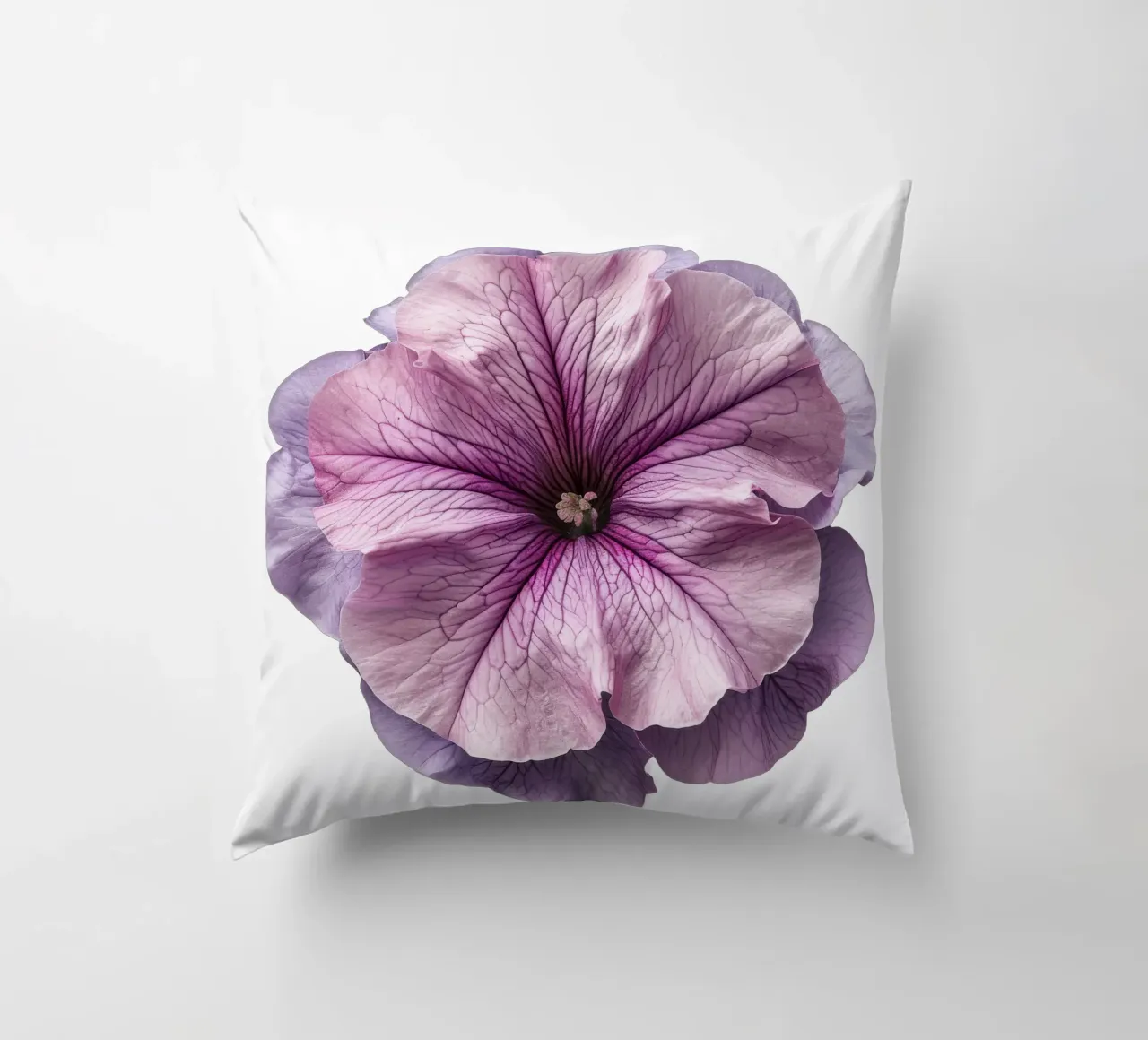 Fiore di petunia cuscino da Bold Blooms