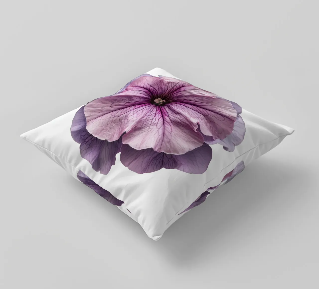 Fiore di petunia cuscino da Bold Blooms