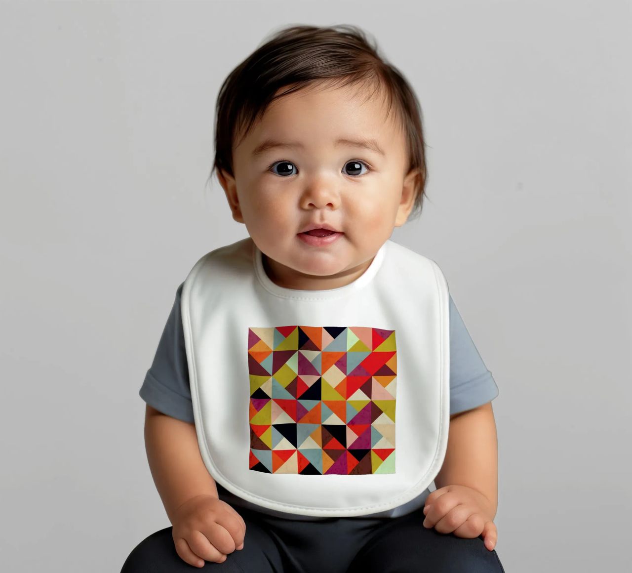 Bright Geometric Happy Pattern bavaglino da Tobe Fonseca