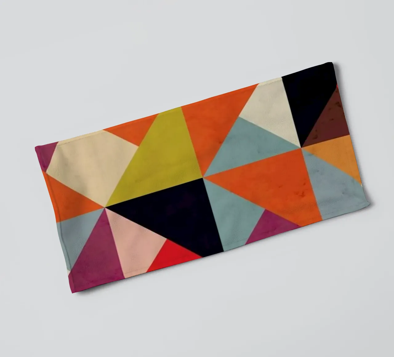 Bright Geometric Happy Pattern Handtuch von Tobe Fonseca