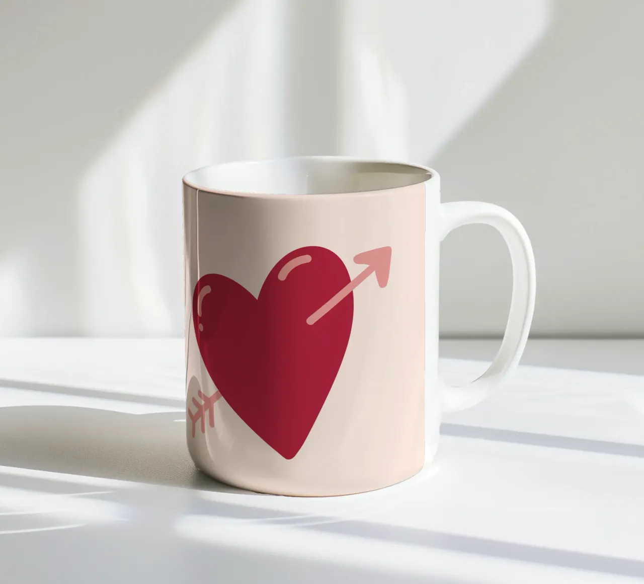 Cuore con freccia tazza in ceramica da Illustration Raissa Oltmanns