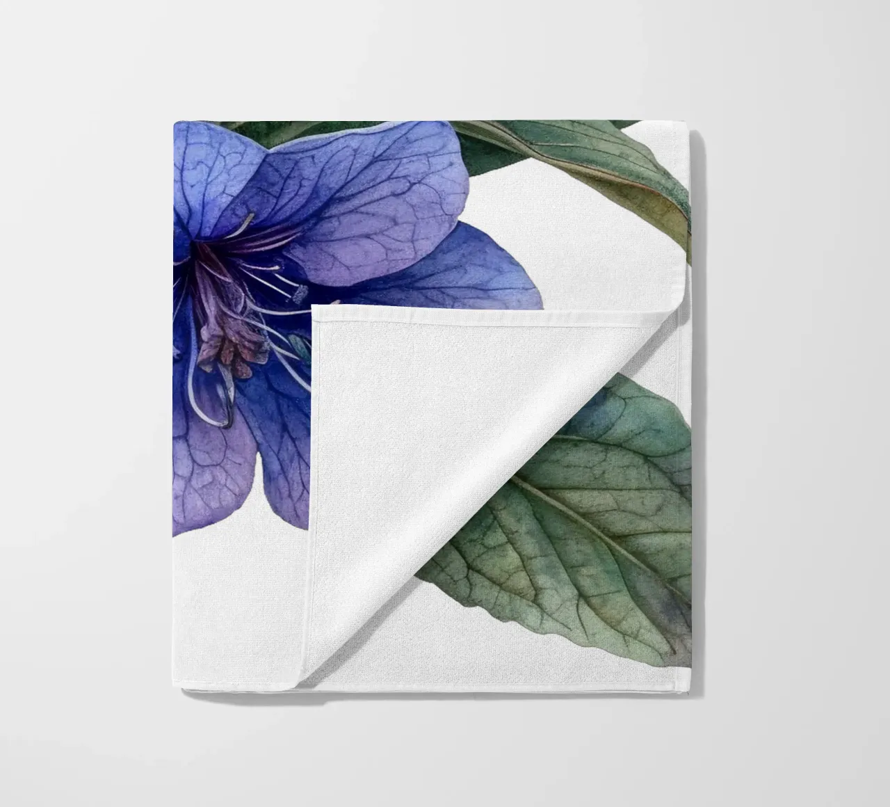 Pulmonaria-Blüte Strandtuch von Bold Blooms