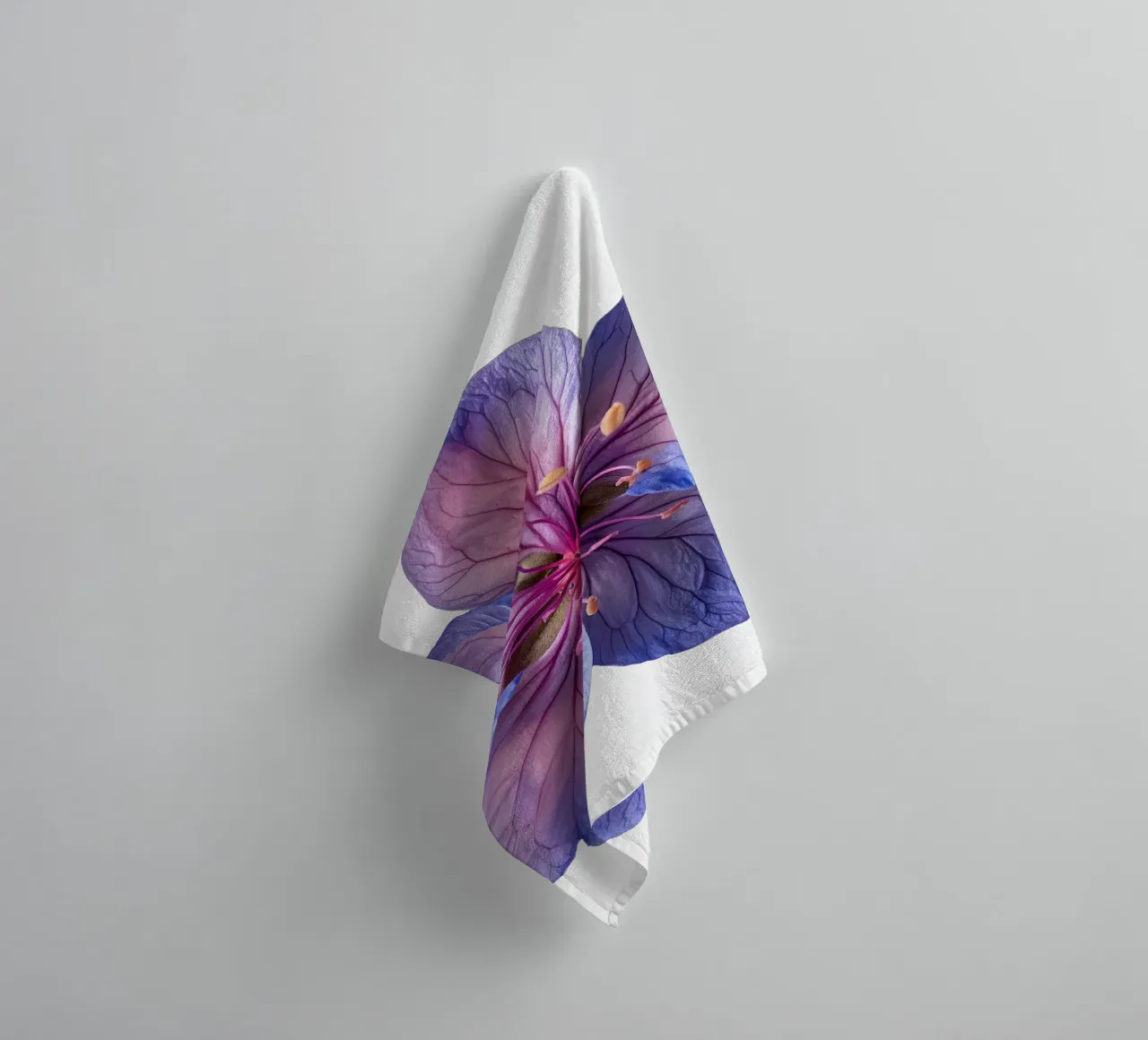 Zijdebloem badhanddoek van Bold Blooms