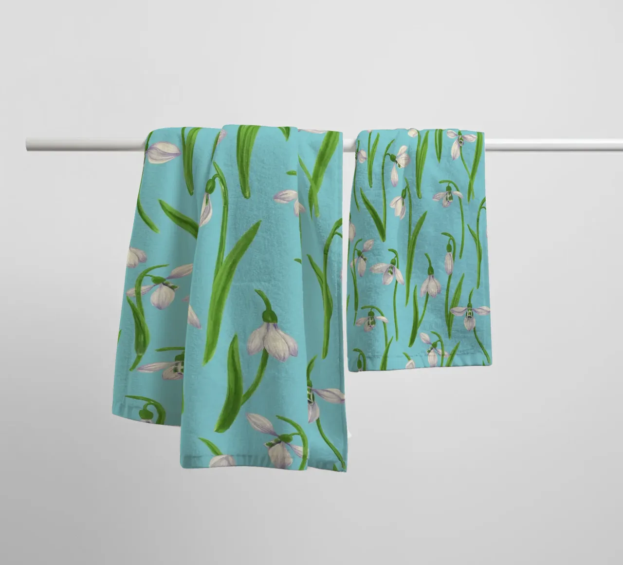 Bucaneve su blu piscina asciugamano da bagno da Painted Nature