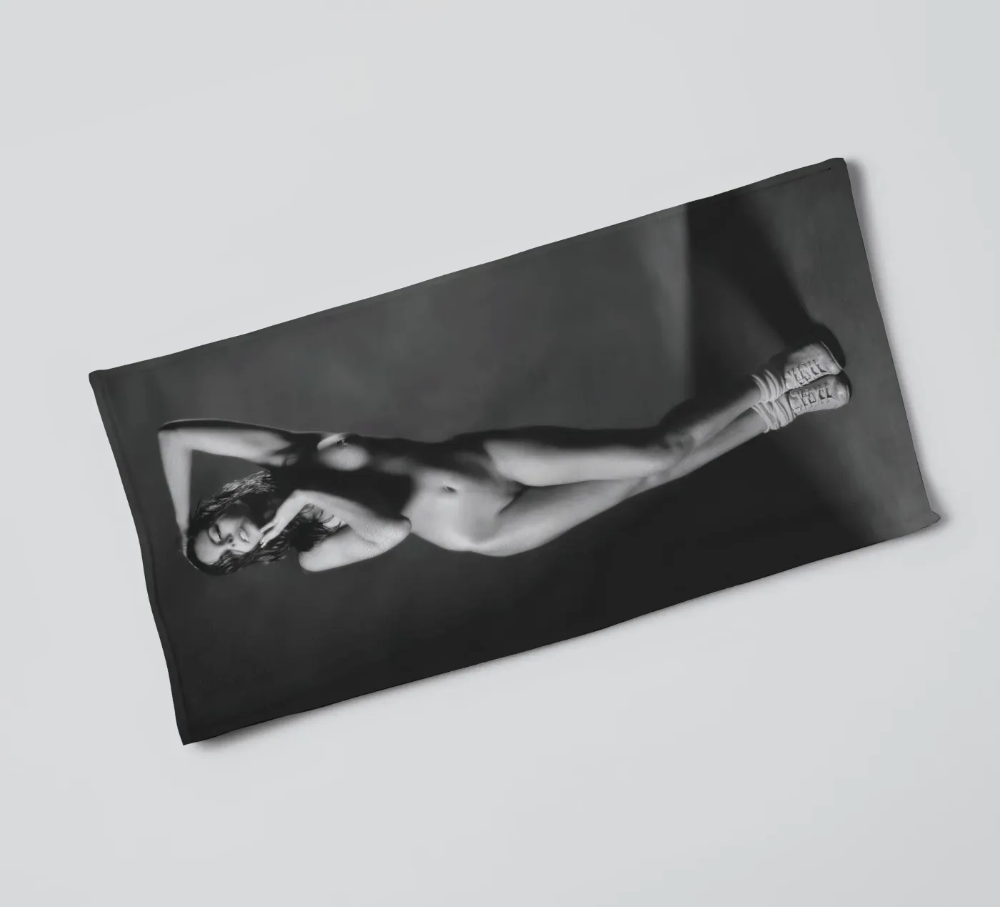 Adele X Mono badhanddoek van Dave Hare Photography