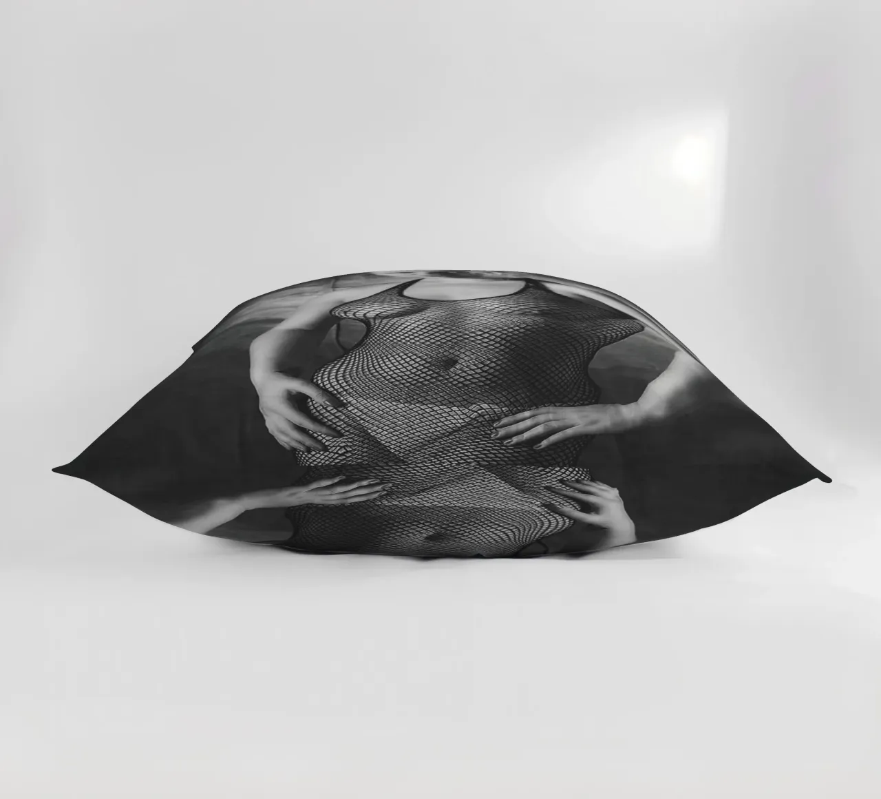 Amber in Fishnet Mono cuscino da Dave Hare Photography