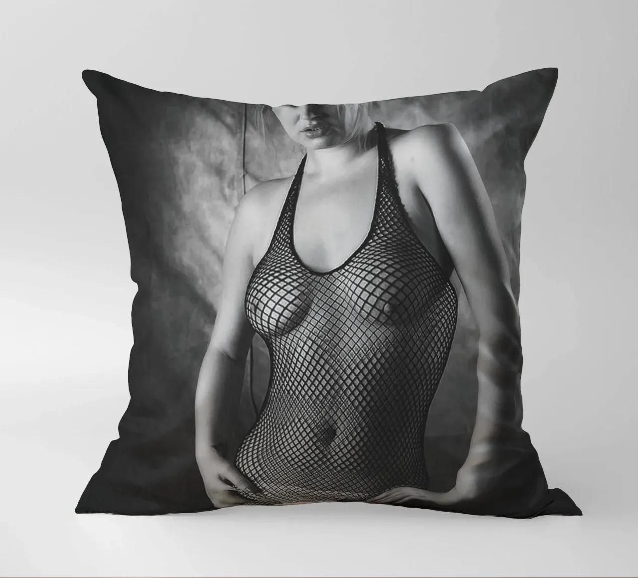 Amber in Fishnet Mono cuscino da Dave Hare Photography