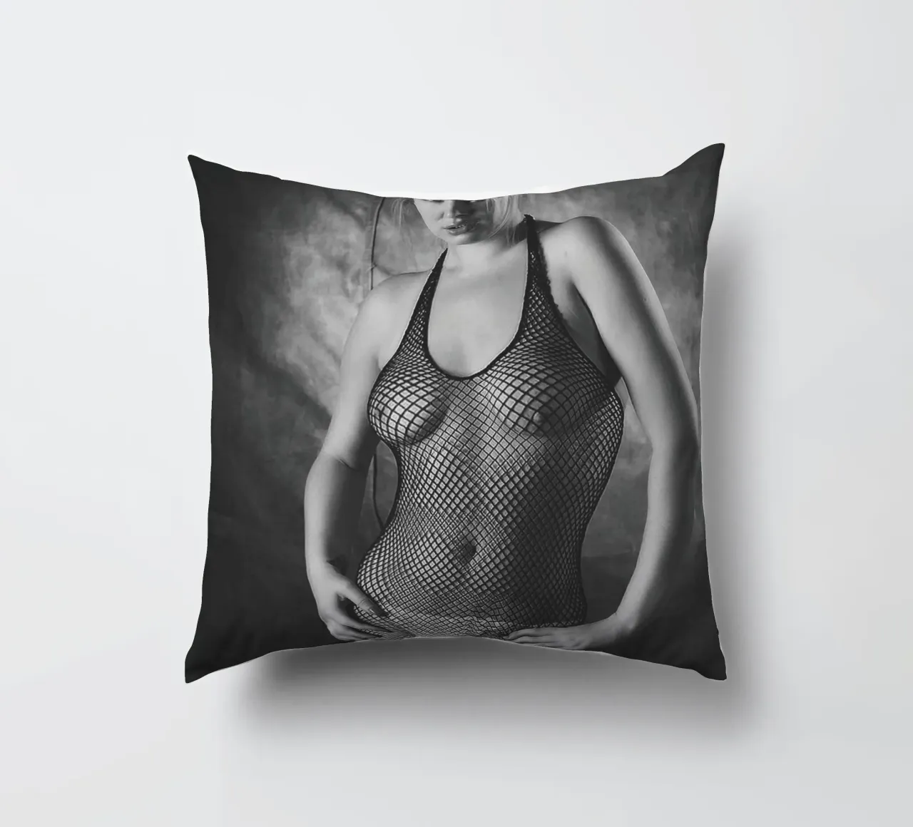 Amber in Fishnet Mono cuscino da Dave Hare Photography