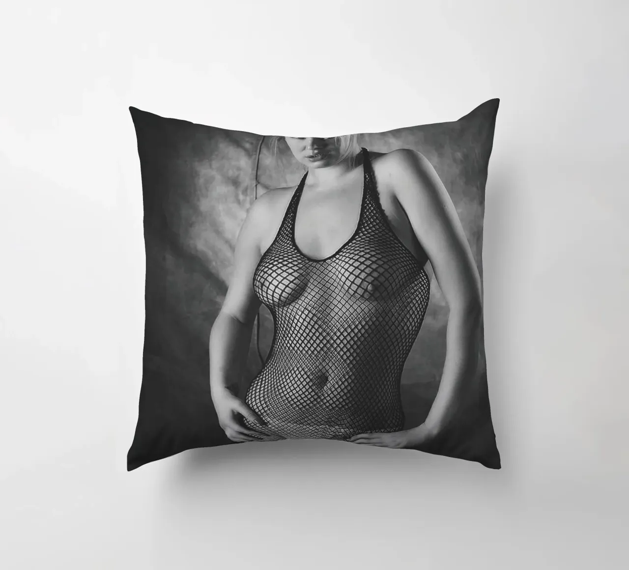 Amber in Fishnet Mono cuscino da Dave Hare Photography