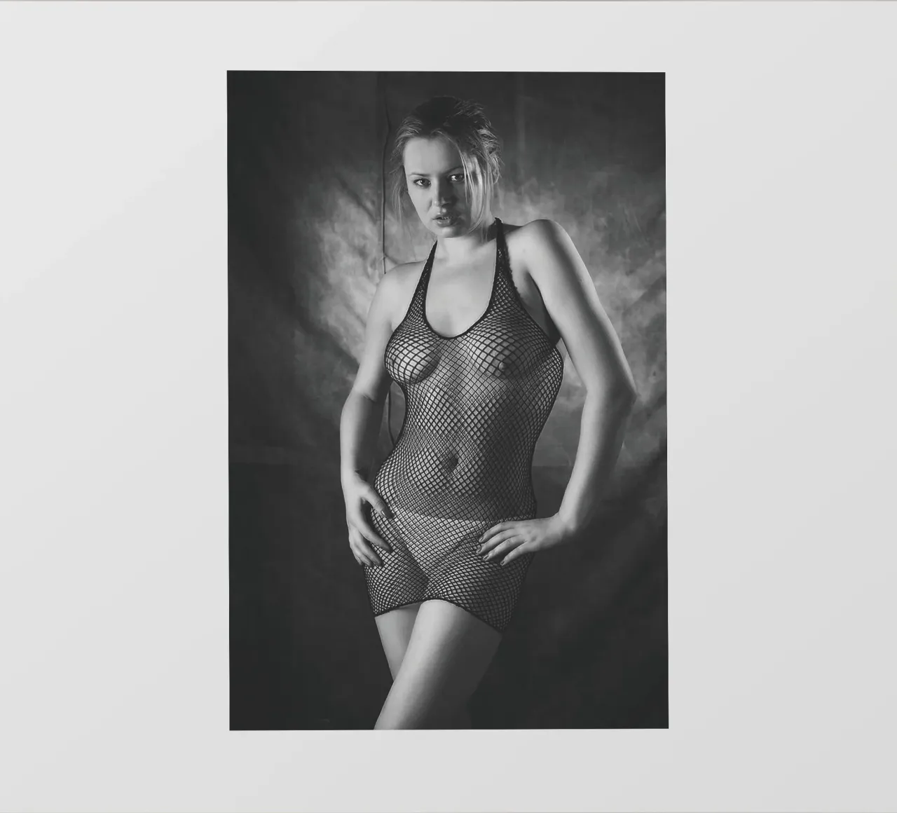 Amber in Fishnet Mono telo in pvc da Dave Hare Photography