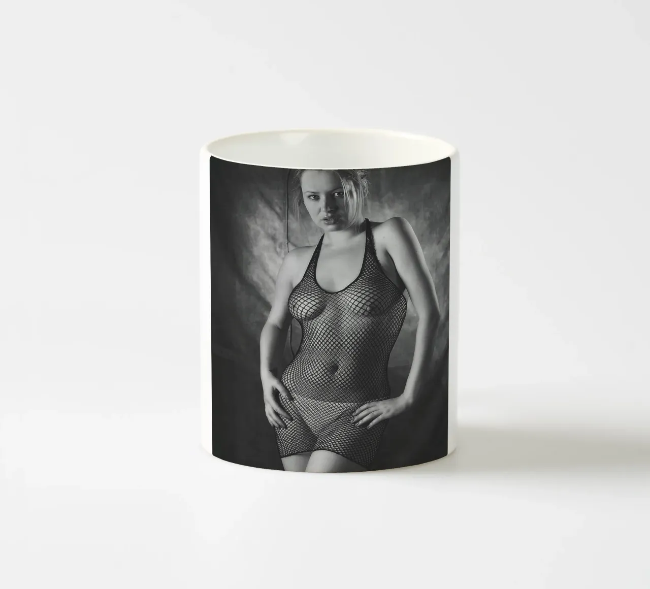 Amber in Fishnet Mono tazza in ceramica da Dave Hare Photography