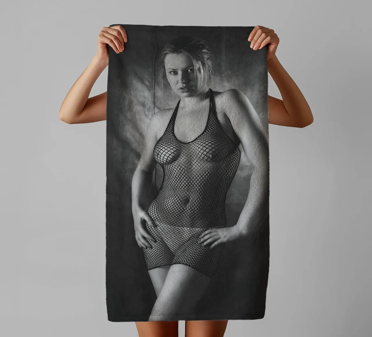 Amber in Fishnet Mono asciugamano da bagno da Dave Hare Photography