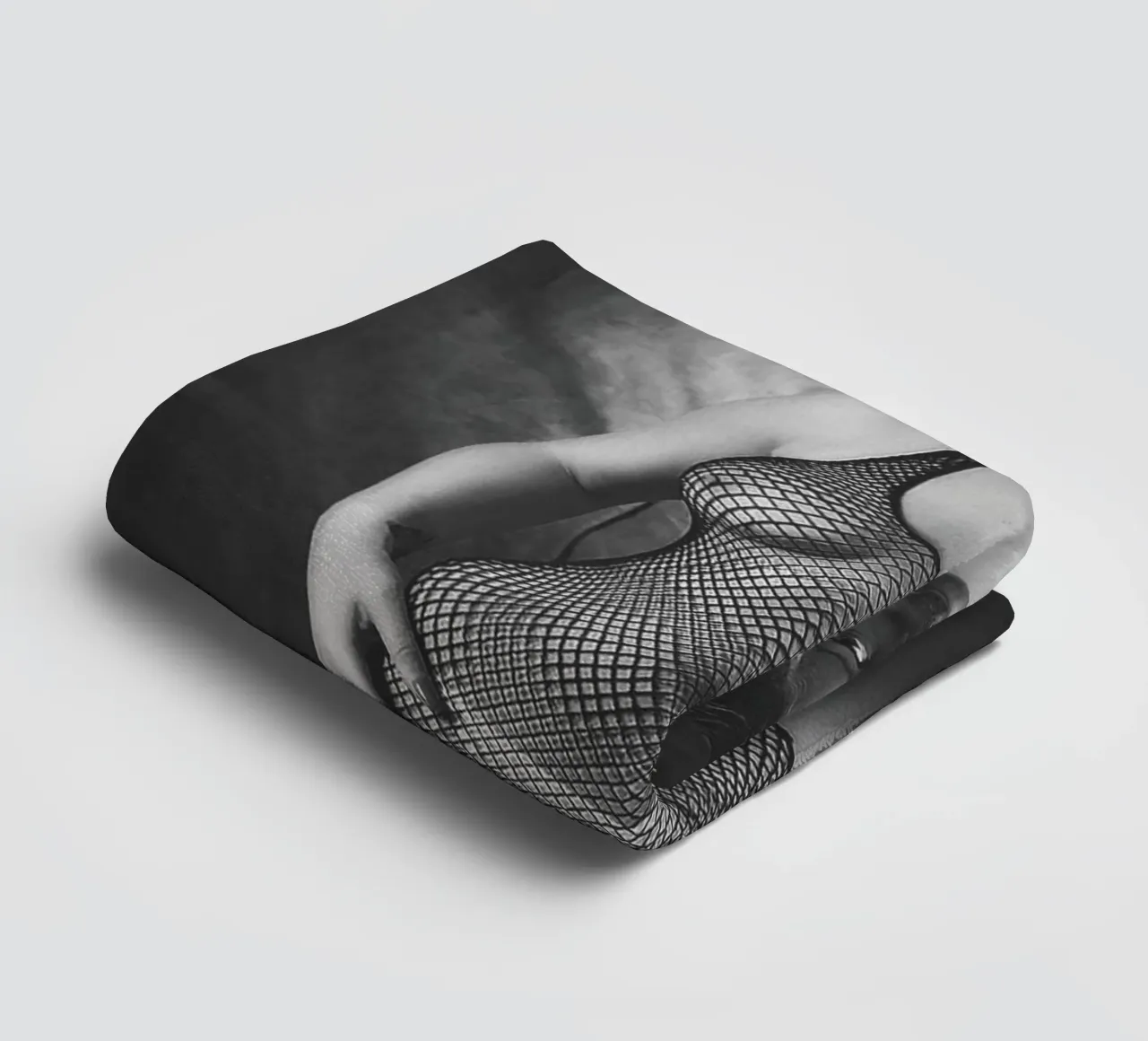 Amber in Fishnet Mono asciugamano da bagno da Dave Hare Photography