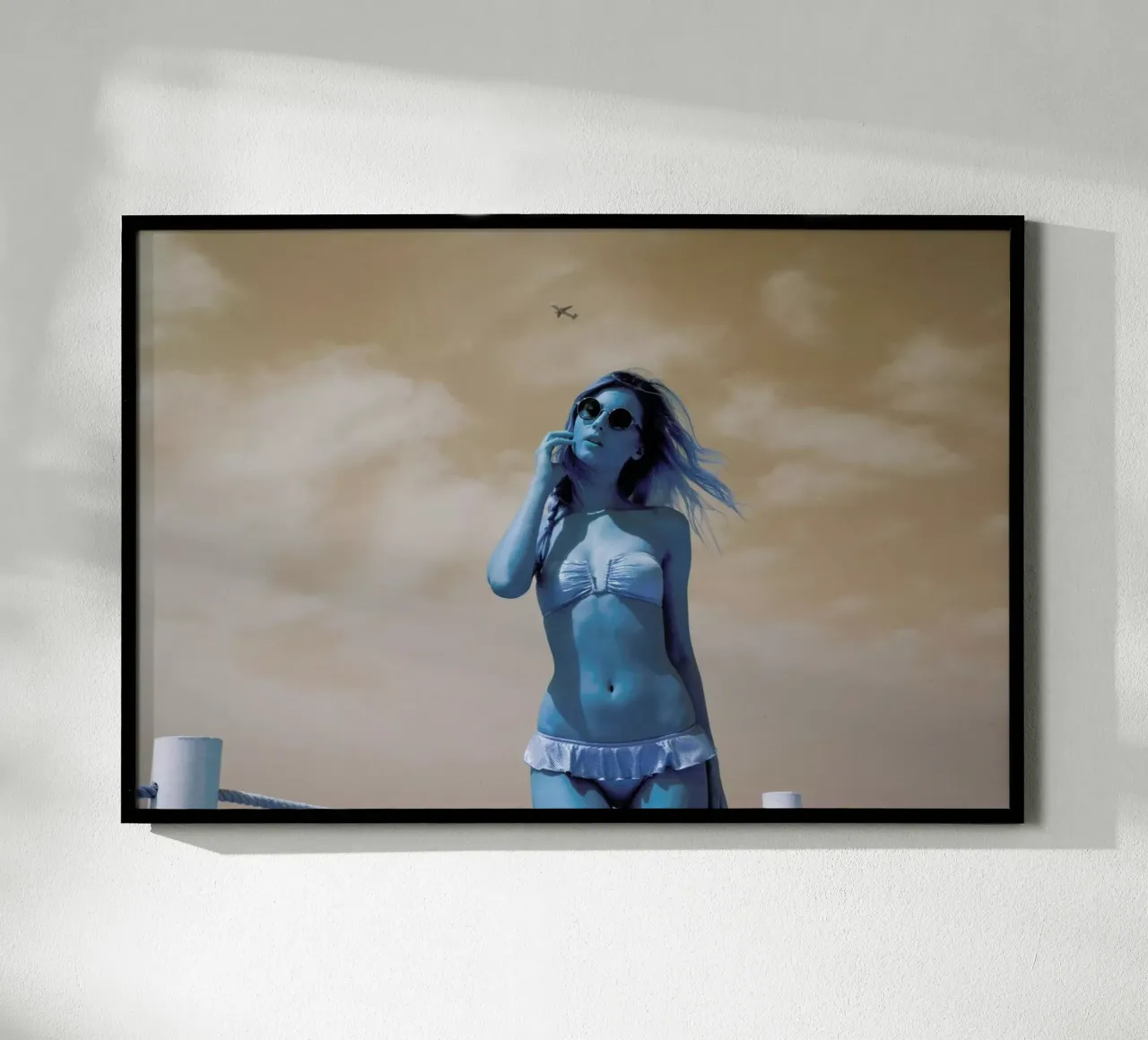 Beach Girl poster con telaio in plastica da Lara Zankoul