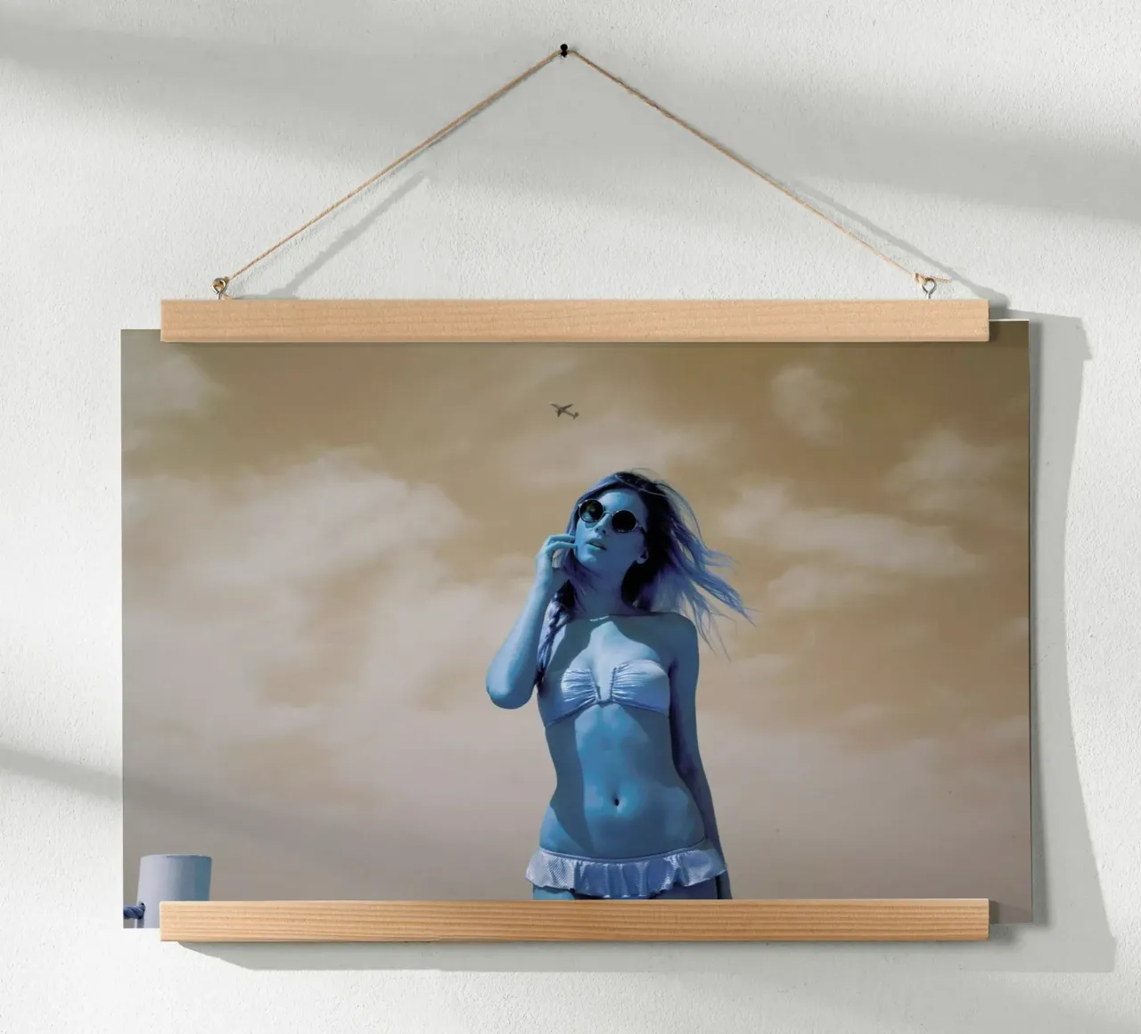 Beach Girl poster con telaio in plastica da Lara Zankoul
