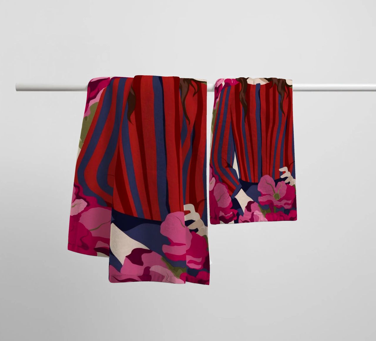 Fiori in abito a righe asciugamano da bagno da Kamera Obskura