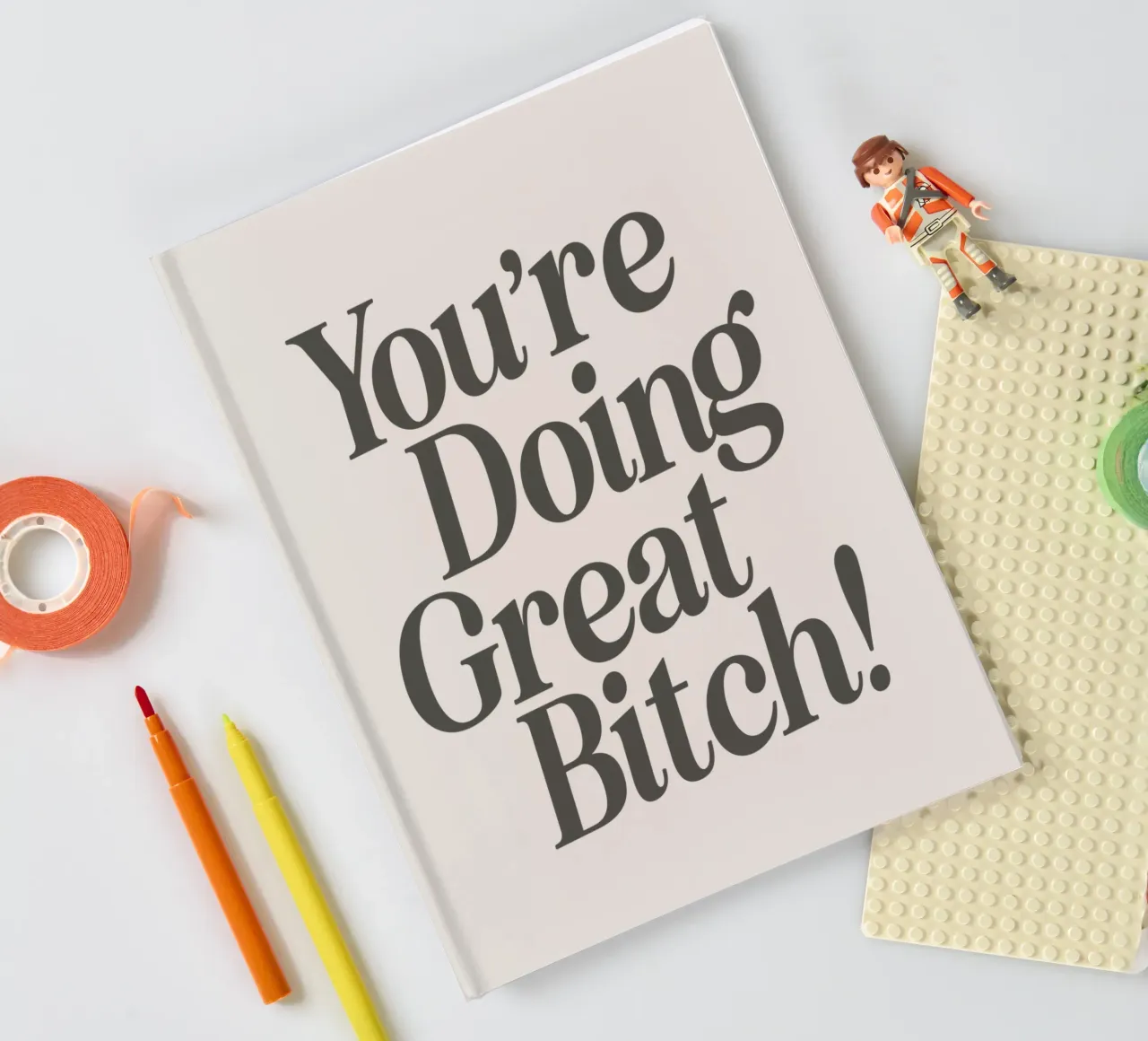 Stampa tipografica "You're Doing Great Bitch Witty Empowering" (Stai andando alla grande, stronza, spiritosa) diario da THE MOTIVATED TYPE
