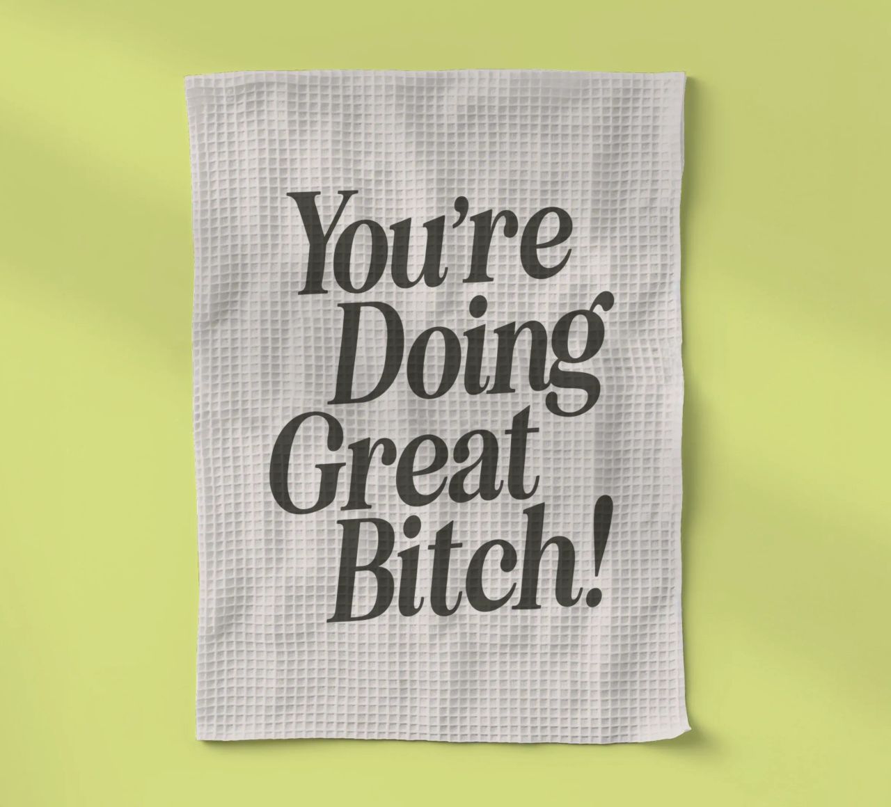 You're Doing Great Bitch Witty Empowering Typography Print (en anglais) torchon de THE MOTIVATED TYPE