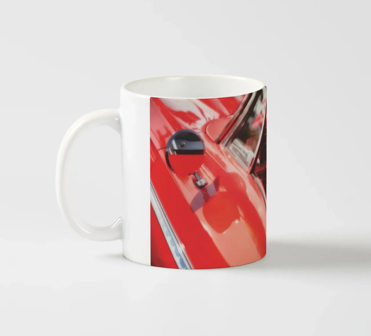 Auto rossa tazza in ceramica da Dave Hare Photography