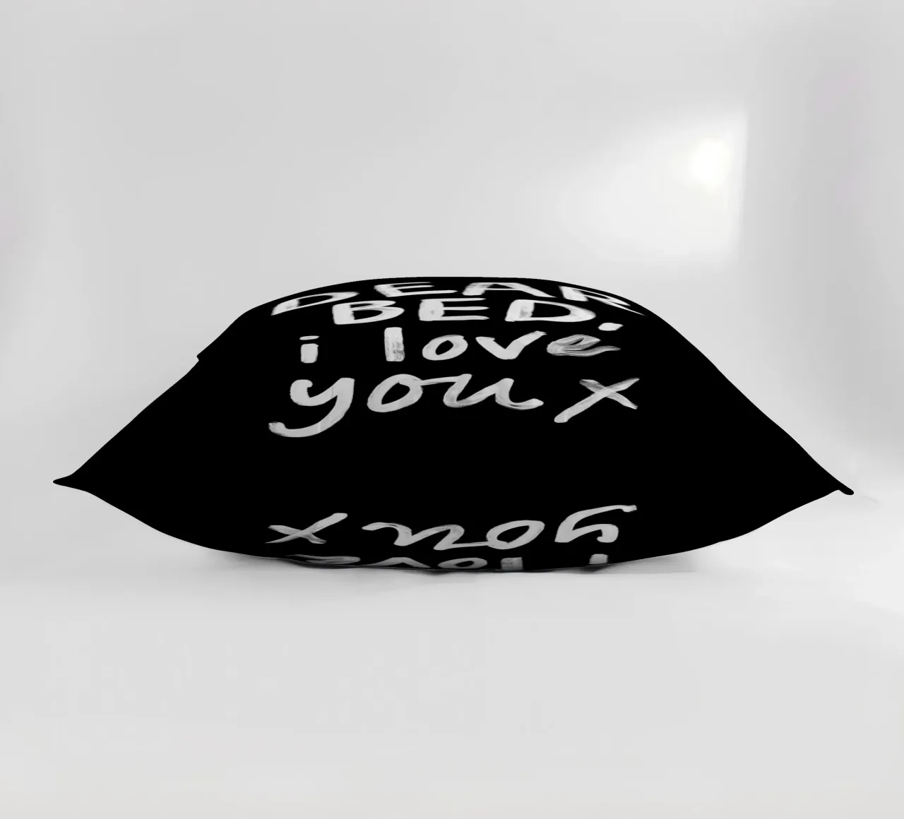 Caro letto ti amo X Design tipografico dipinto a mano cuscino da THE MOTIVATED TYPE