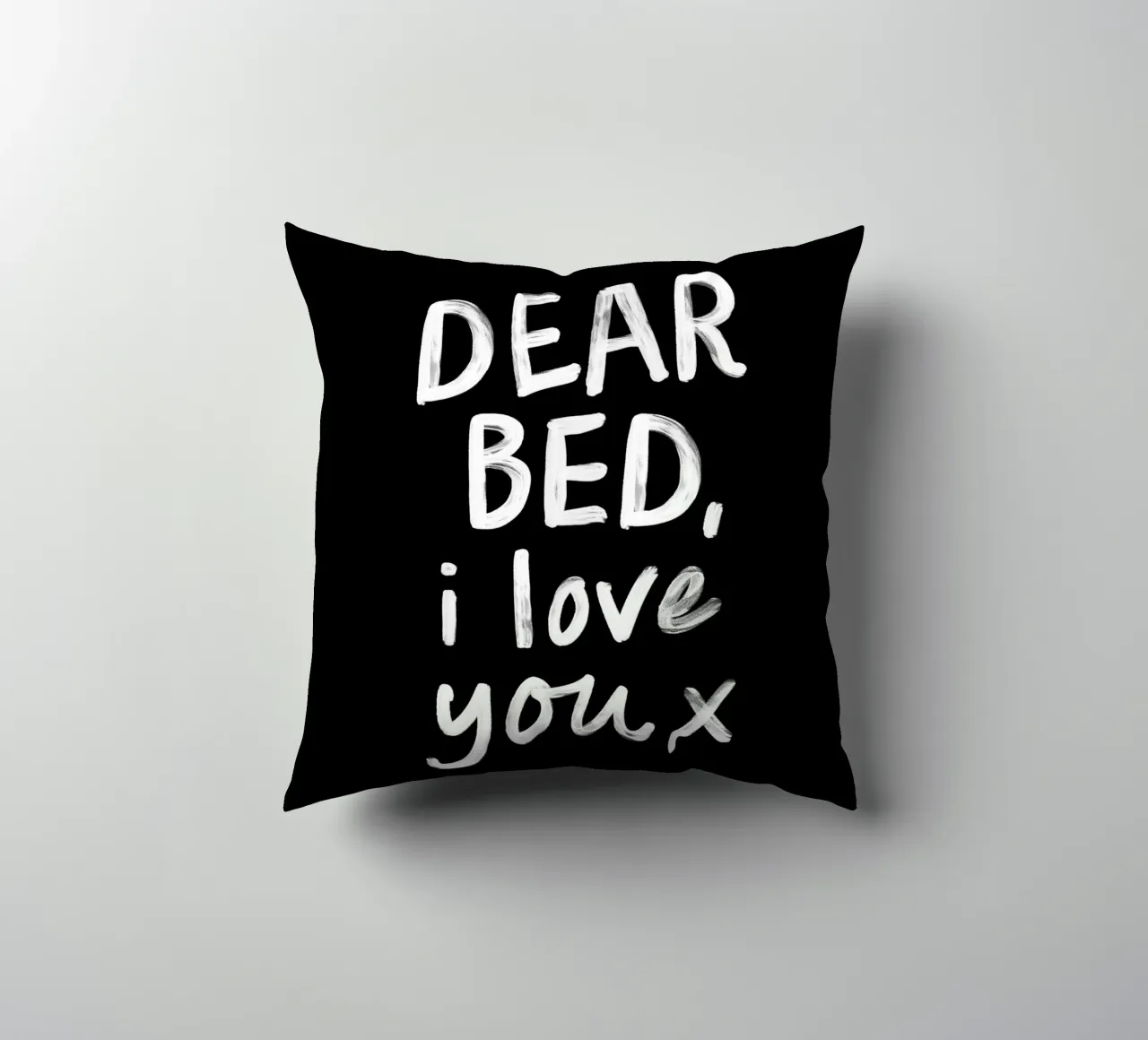 Caro letto ti amo X Design tipografico dipinto a mano cuscino da THE MOTIVATED TYPE