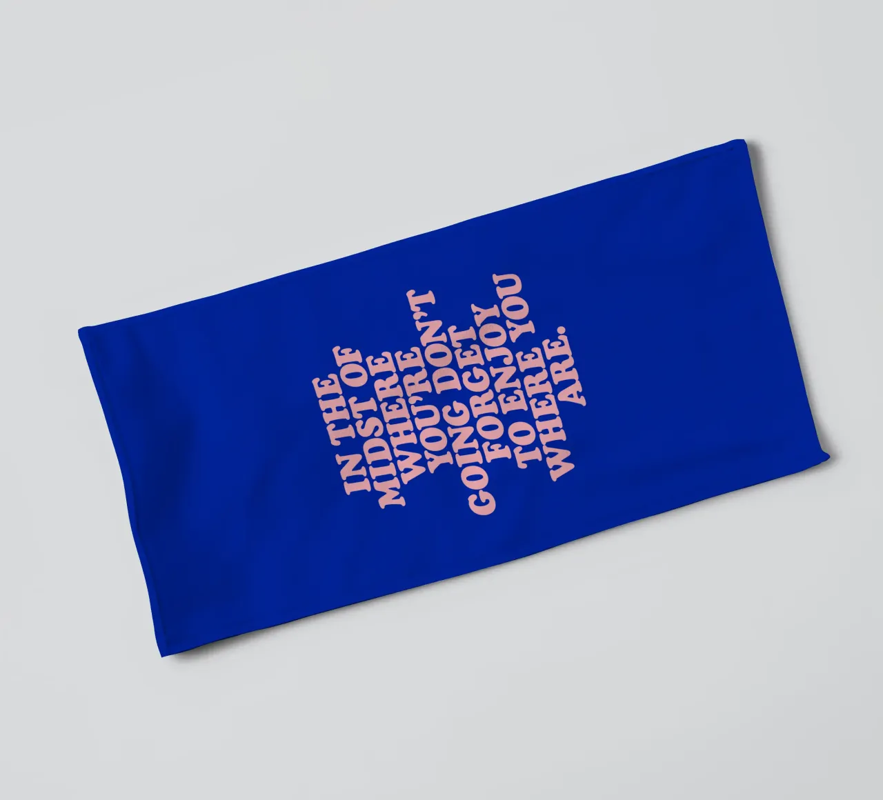 Au milieu de votre chemin, n'oubliez pas d'en profiter serviette de bain de THE MOTIVATED TYPE