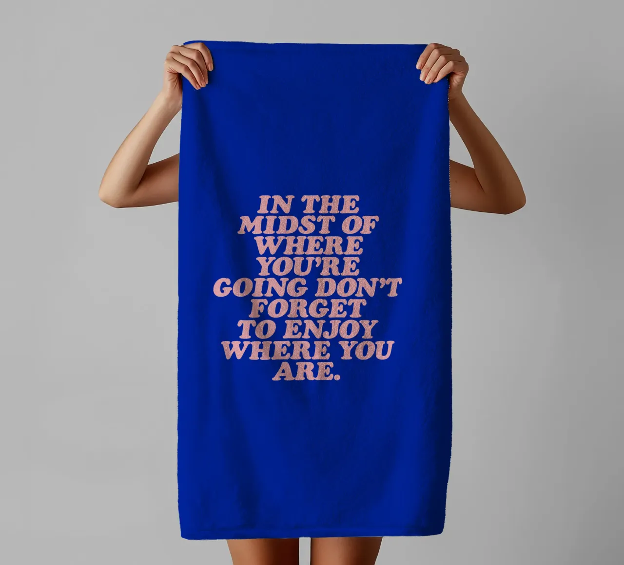 Au milieu de votre chemin, n'oubliez pas d'en profiter serviette de bain de THE MOTIVATED TYPE