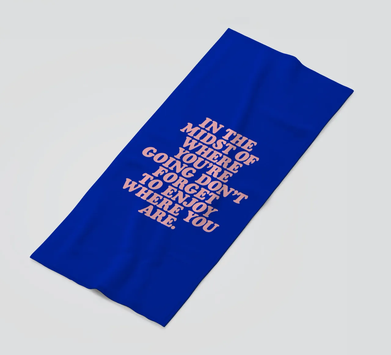 Au milieu de votre chemin, n'oubliez pas d'en profiter serviette de plage de THE MOTIVATED TYPE