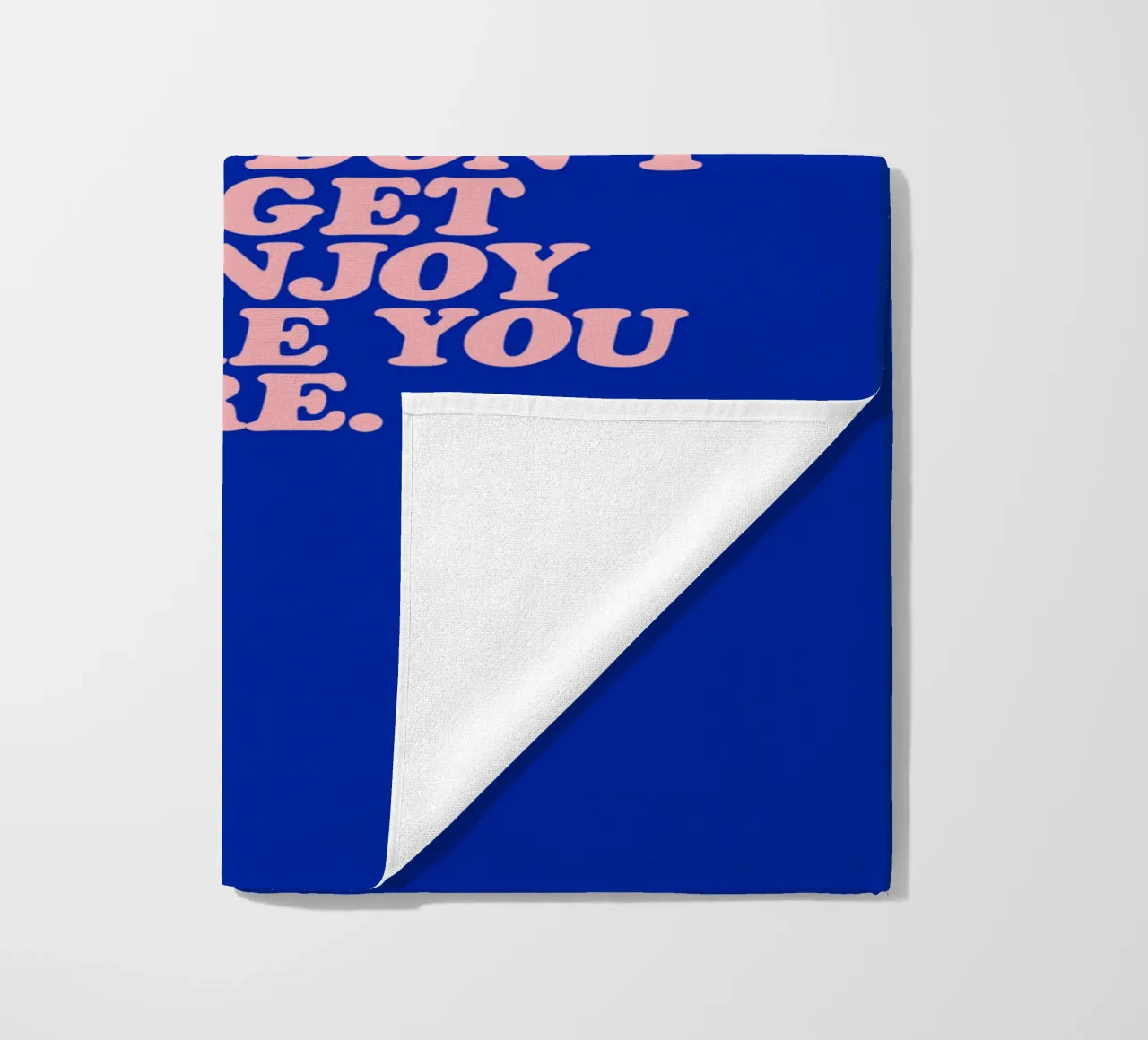 Vergeet in het midden van waar je naartoe gaat niet te genieten strandhanddoek van THE MOTIVATED TYPE