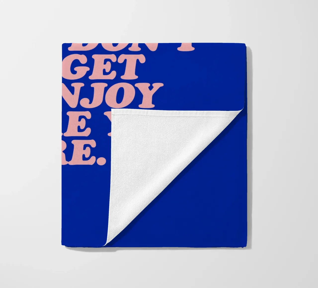 Au milieu de votre chemin, n'oubliez pas d'en profiter serviette de plage de THE MOTIVATED TYPE