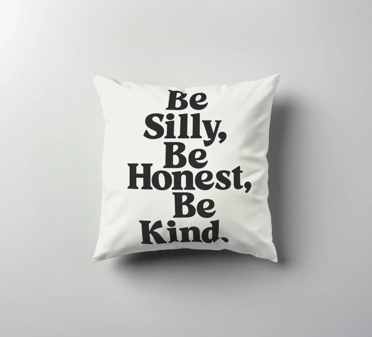 Tipografia Be Silly Be Honest Be Kind in bianco e nero cuscino da THE MOTIVATED TYPE
