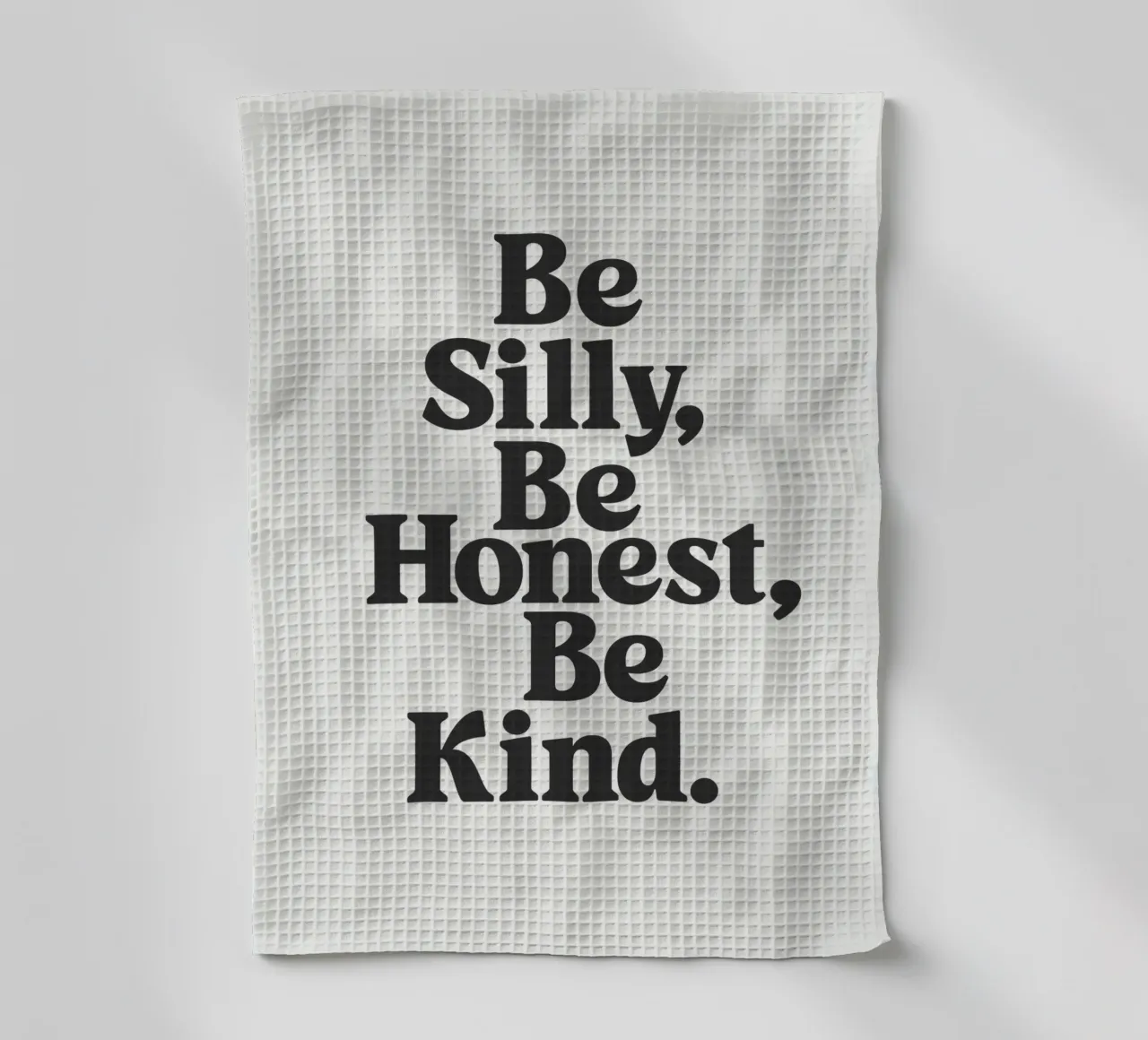 Tipografia Be Silly Be Honest Be Kind in bianco e nero canovaccio da cucina da THE MOTIVATED TYPE