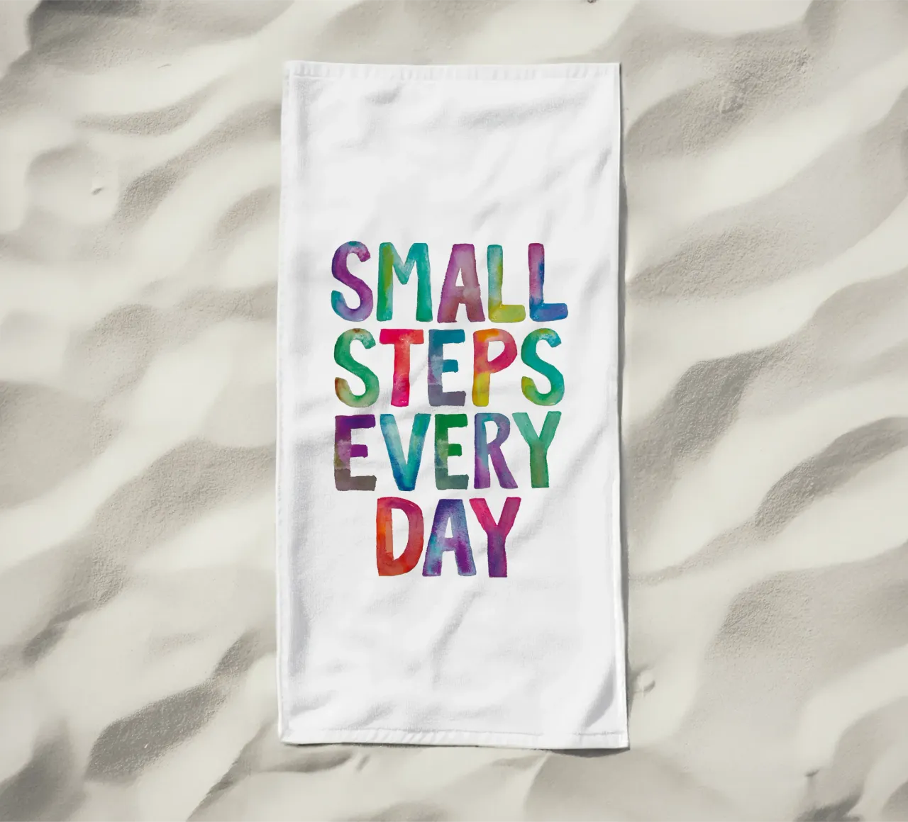 Small Steps Every Day Arc-en-ciel Unicorn Typographie Design serviette de plage de THE MOTIVATED TYPE
