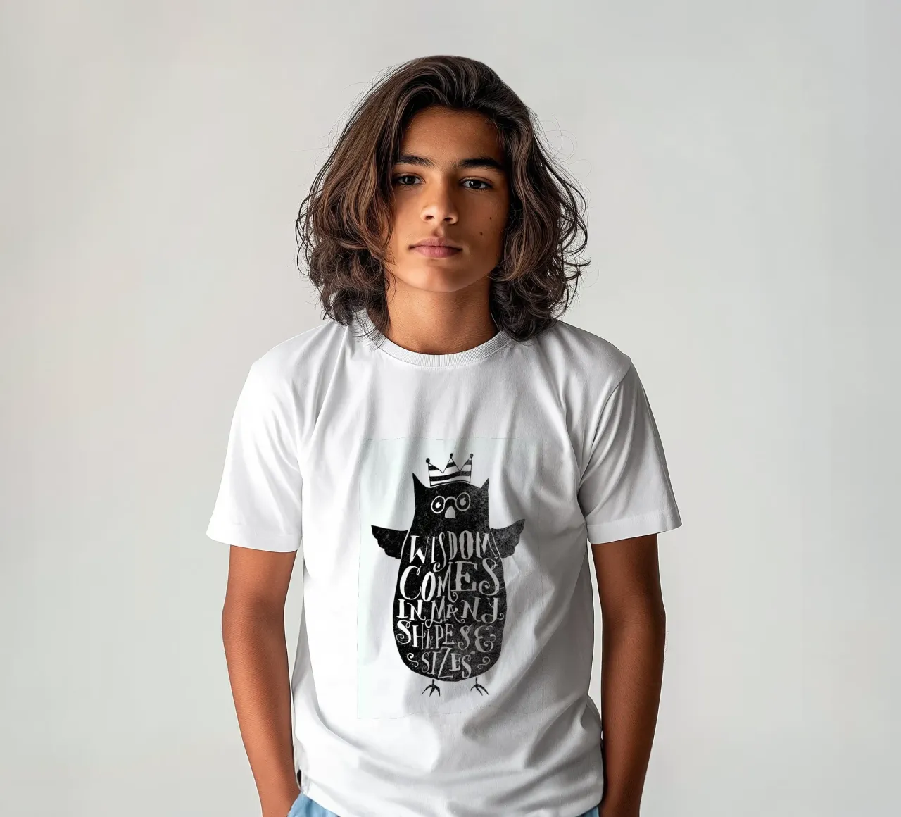 wisdom comes in many shapes and sizes t-shirt bambini da Matthew Taylor Wilson